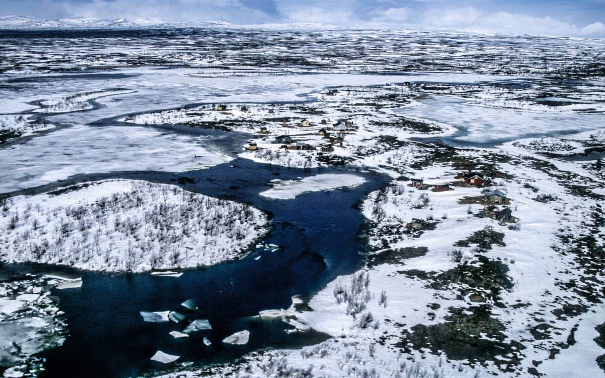 Vapun tienoilla suvi tekee tuloaan Yliperälle. Kaijukan kylä (1996)