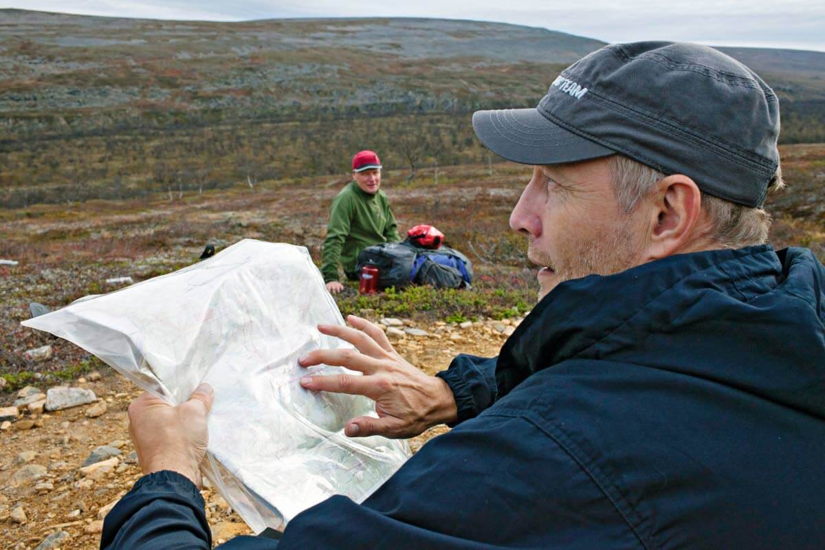 Ihan oikea paperikartta on Kevon reitillä (kuten aina muuallakin) tarpeellinen. Kännykkä ei kuulu tunturissa eikä maiseman iso kuva selviä pieniltä näytöiltä tiirailemalla