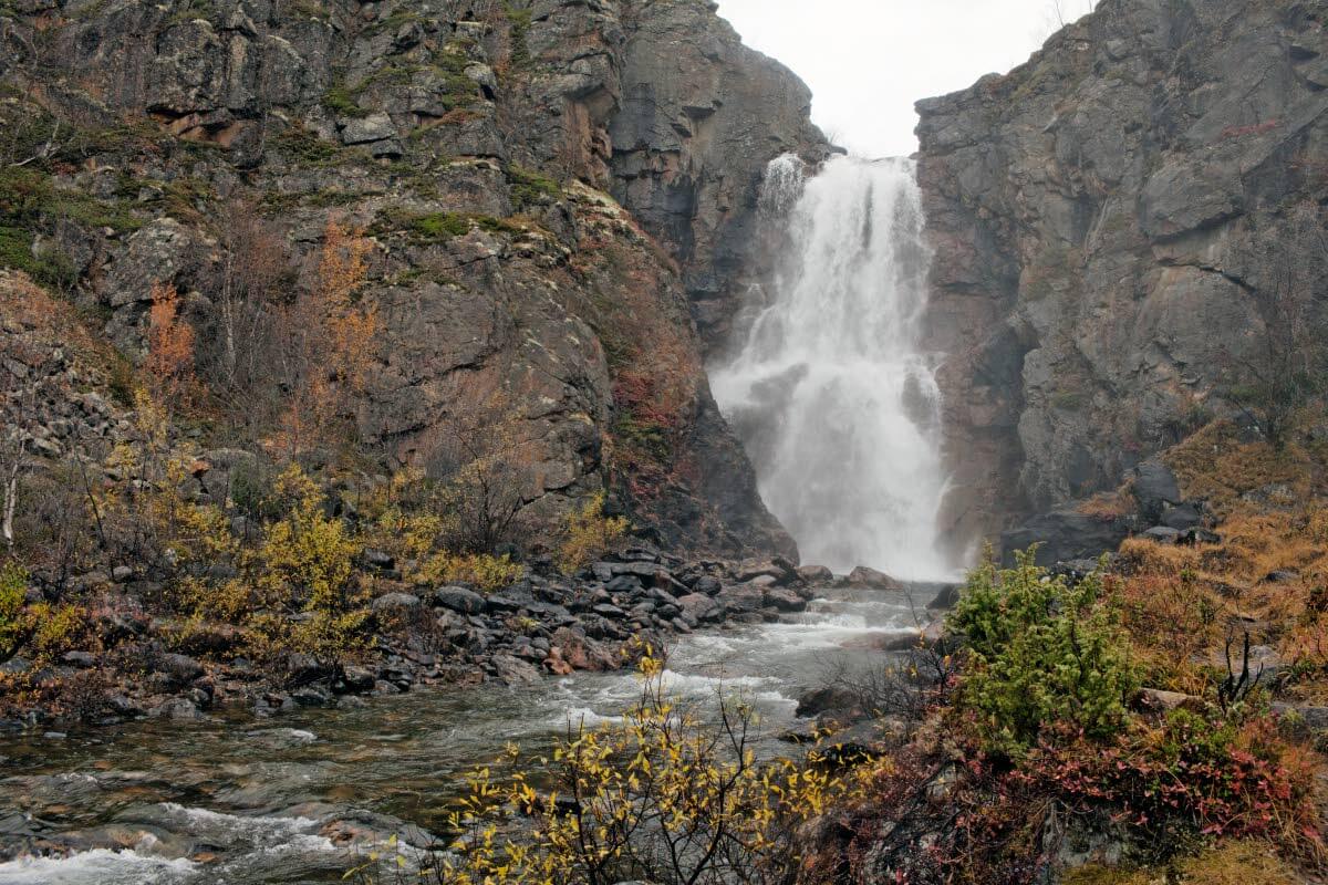Fiéllun 26 metriä korkea vesiputous on Kevon vaellusreitin jylhimpiä luonnonnähtävyyksiä ja lukeutuu ehdottomasti koko Suomen kauneimpien putousten joukkoon