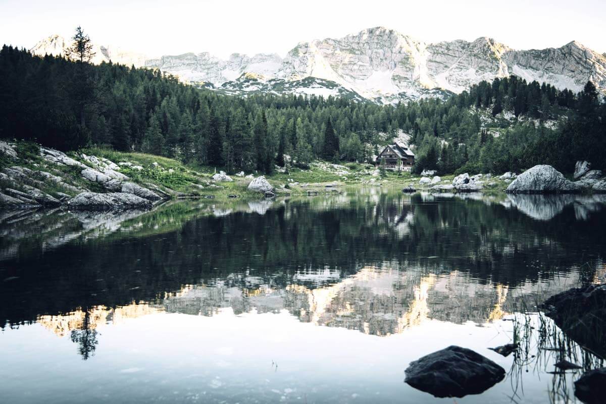 Koca pri Triglavskih jezerih -nimisestä majatalosta voi varata itselleen leposijan ja ruokailut. Majatalo sijaitsee Seven Lakes of Triglavin upeissa maisemissa