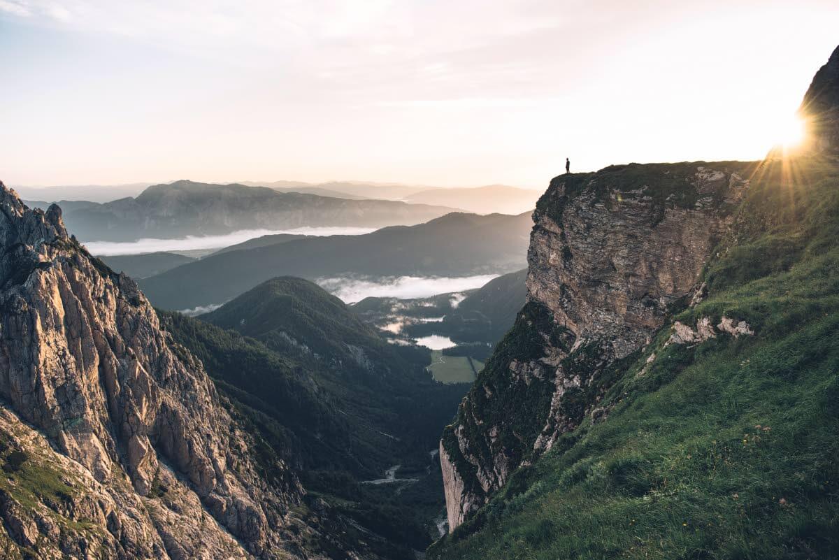 Vaelluksen päätteeksi jalkojaan voi lepuuttaa vaikkapa vuorten ympäröimässä Jasna-järvessä.