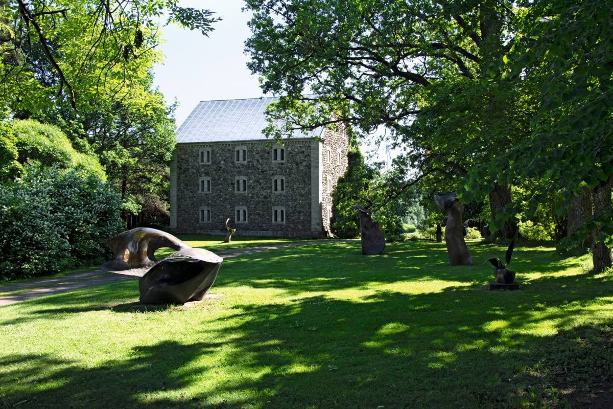 Nissbackan veistospuistosta voi jatkaa luontoretkelle