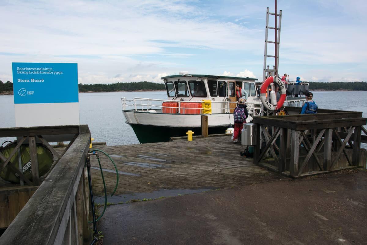 Stora Herrön saarelle pääsee saaristoveneen kyydissä
