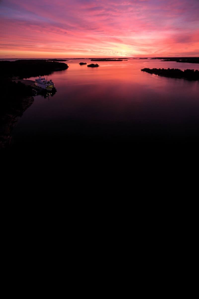 Auringonlasku Brändön saarella, Åvan satamassa