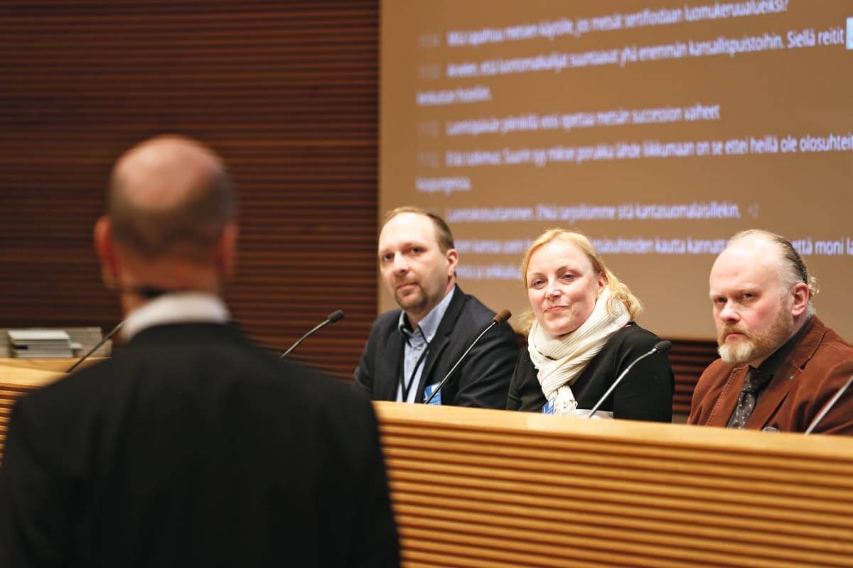 Lääkäri Pirjo Mustosen (keskellä) mukaan metsällä on ennalta ehkäisevä rooli terveydenhuollossa.