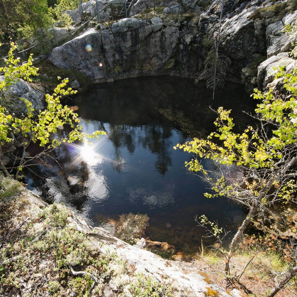 Aholanvaaran kylän tuntumassa sijaitsevat maamme suurimmat hiidenkirnut.