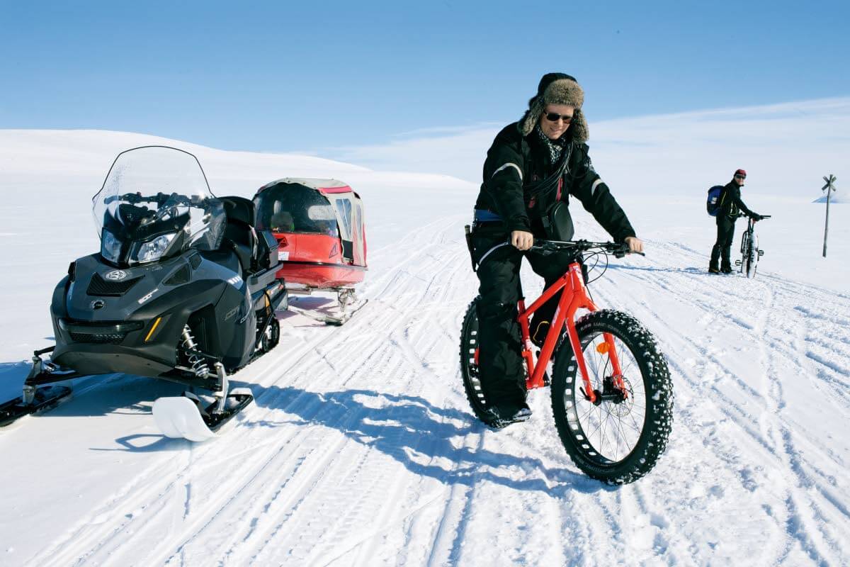 Raittijärven poromies Per-Ailu Juuso-Gaup kokeilee läskipyörää vapaapäiväajelullaan kylille Kilpisjärvelle