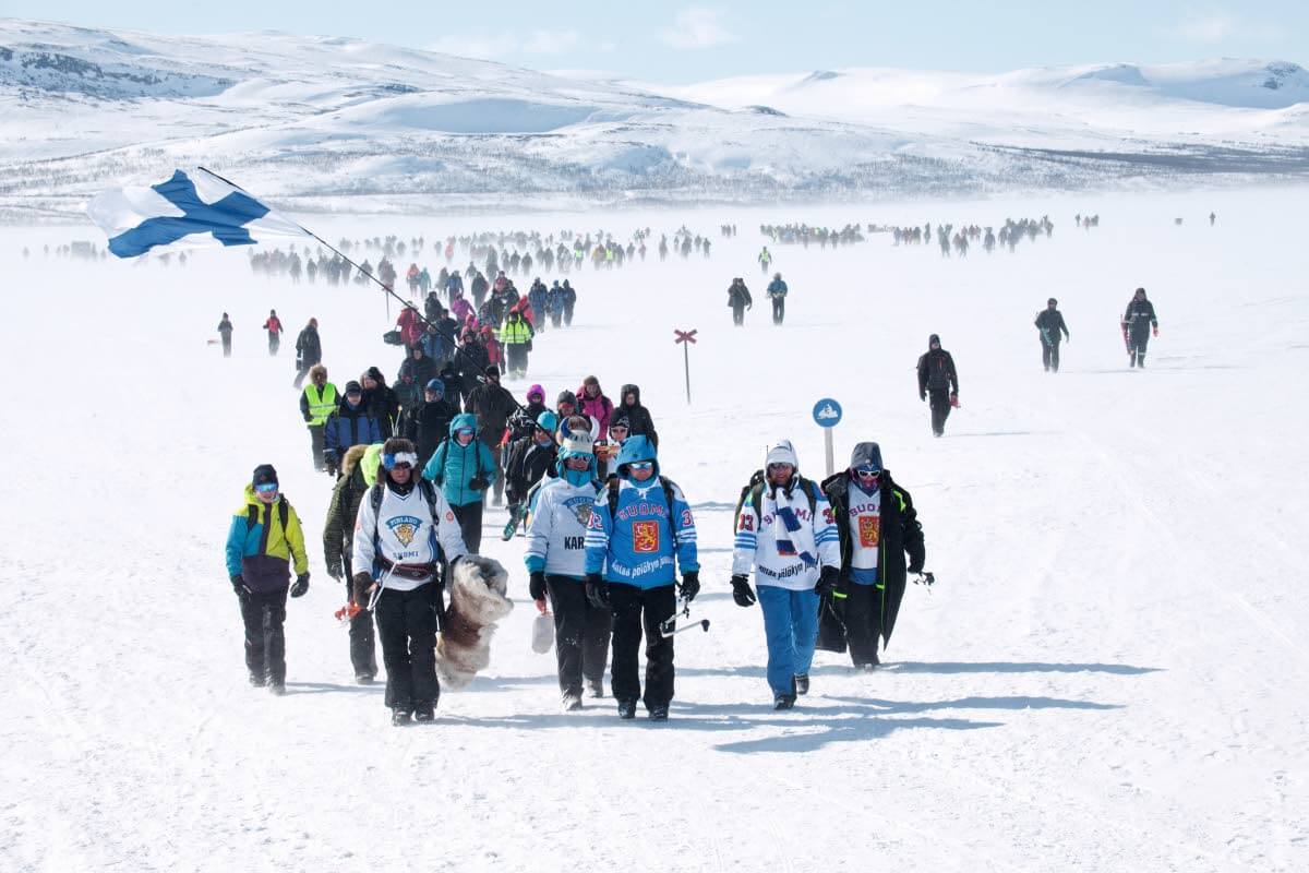 Torvi on törähtänyt Vain kaksi kalaa! -pilkkikilpailun päättymisen merkiksi. Veden väkeä vaaninut ovela kansa vaeltaa Kilpisjärven jäältä kohti paikallista kauppakeskusta