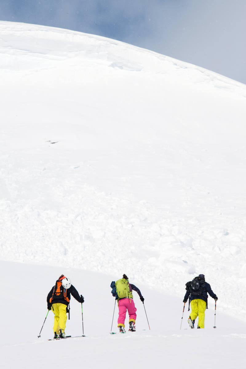 Kolmenvaltakunnan rajapyykin läheisyydessä Norjan puolella rajaa sijaitseva Golddabákti on eräs vapaalaskijoiden suosiossa olevista Kilpisjärven alueen kukkuloista.