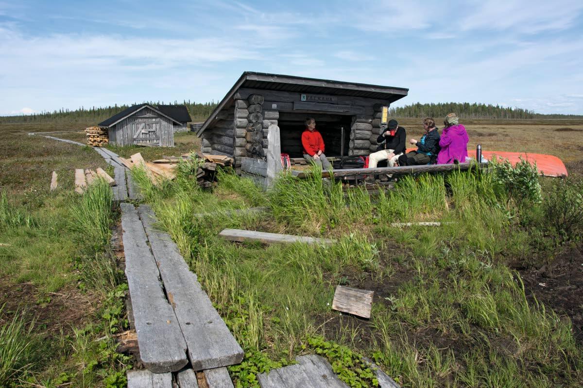 Martimojärven rannassa olevan laavun ympärillä on avaruutta. Martimoaapa. Kuva: Raija Hentman.