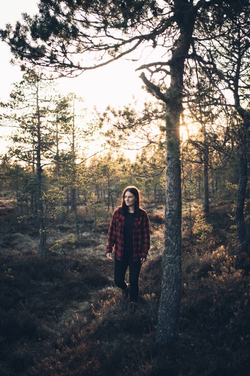 Jutun kirjoittaja Eeva Mäkinen on kulkenut Torronsuon polulla jokaisena vuodenaikana. Hienoimmat muistot ovat jääneet syksyisen yön kurjenhuudoista. Kuva: Eeva Mäkinen.