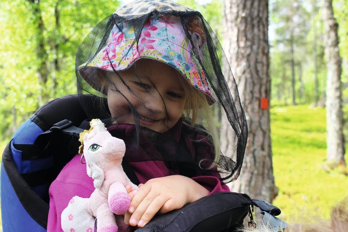 Nuorempi tyttö istui enemmälti kantorinkassa, mutta käveli myös joka päivä osan matkaa itse. Kuva: Jouni Laaksonen.