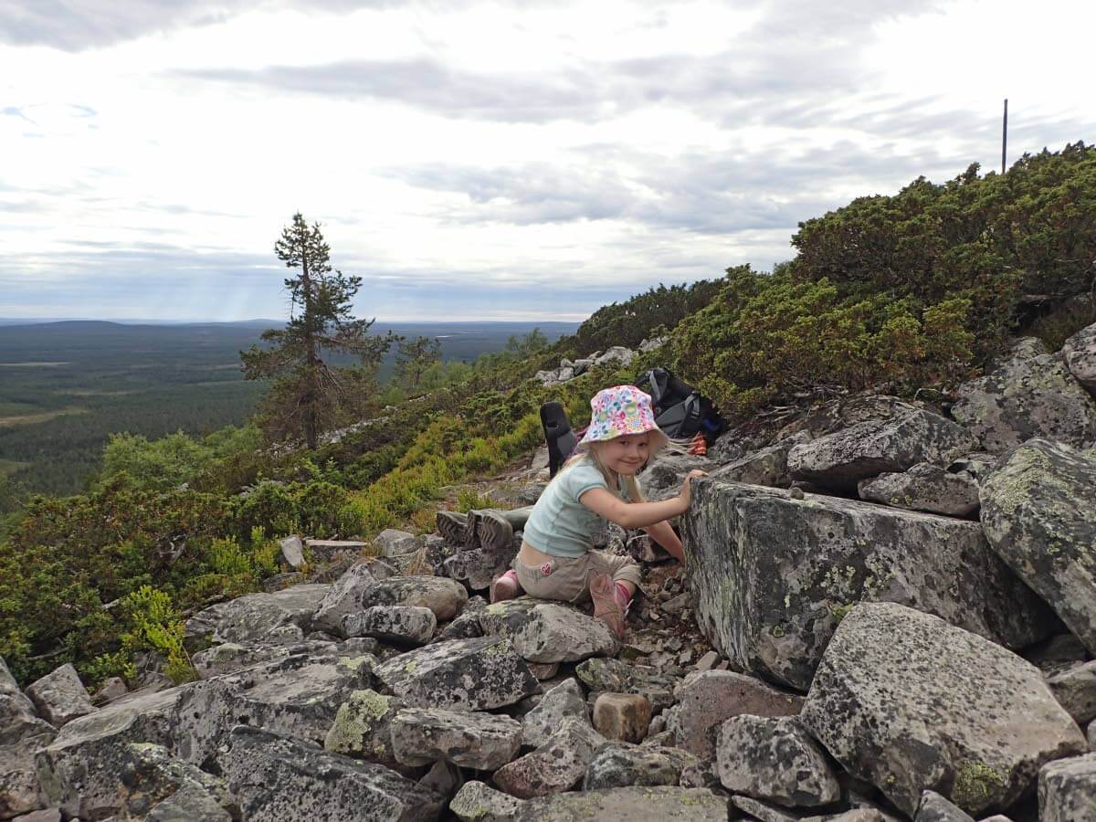 Nousu Noitatunturille oli hankala. Leikki- ja lepotauot olivat välillä tarpeen. Kuva: Jouni Laaksonen.