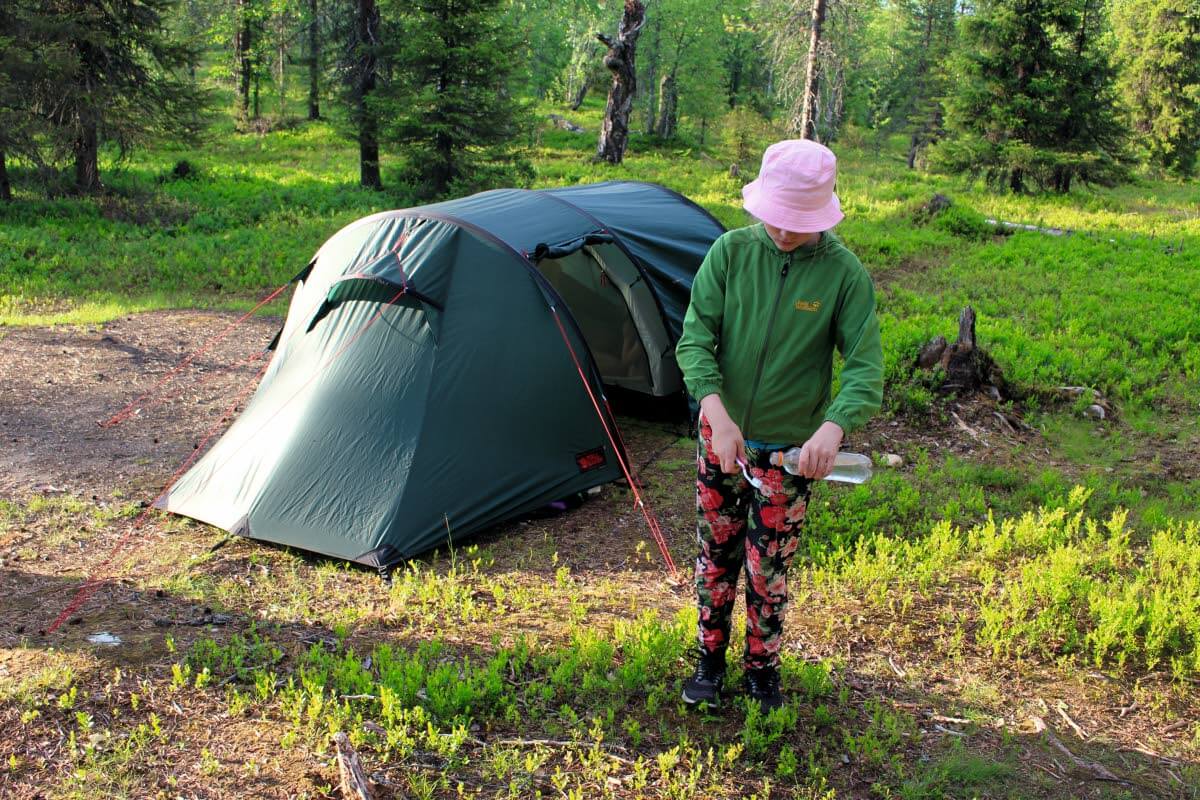 Telttamme Huttuloman autiotuvan pihapiirissä. Kuva: Jouni Laaksonen.