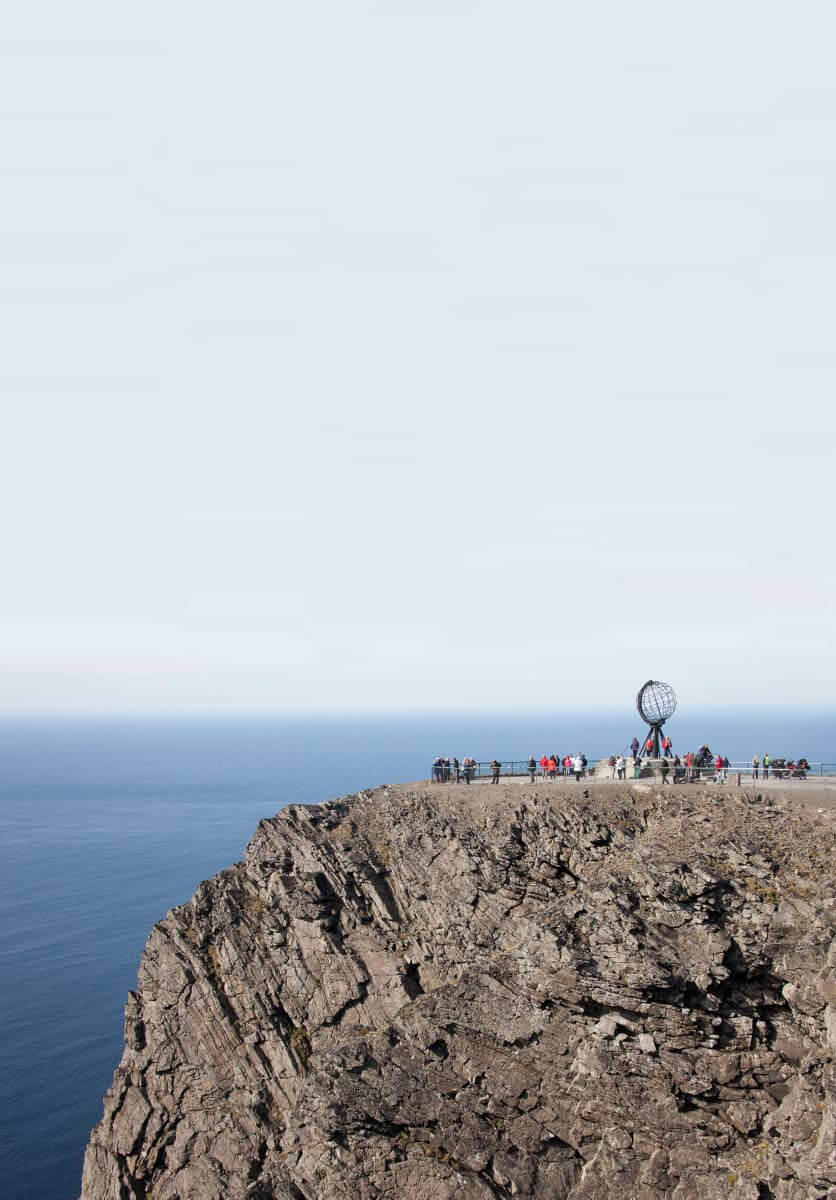 Jäämereen putoavan 307 m korkuisen ”maailman äärimmäisen kalliojyrkänteen” reunalle vuonna 1977 pystytetystä Maapallo-monumentista (Globusen) on muodostunut Nordkappin tunnusmerkki