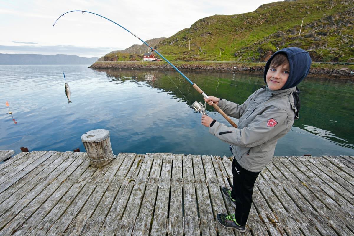 Jäämerellä jokainen pyyntimies voi olla saantimies. Seitin poikaset tarttuvat ärhäkästi pilkkiin ja melkein joka heitto saa onkipojan ilahtumaan.