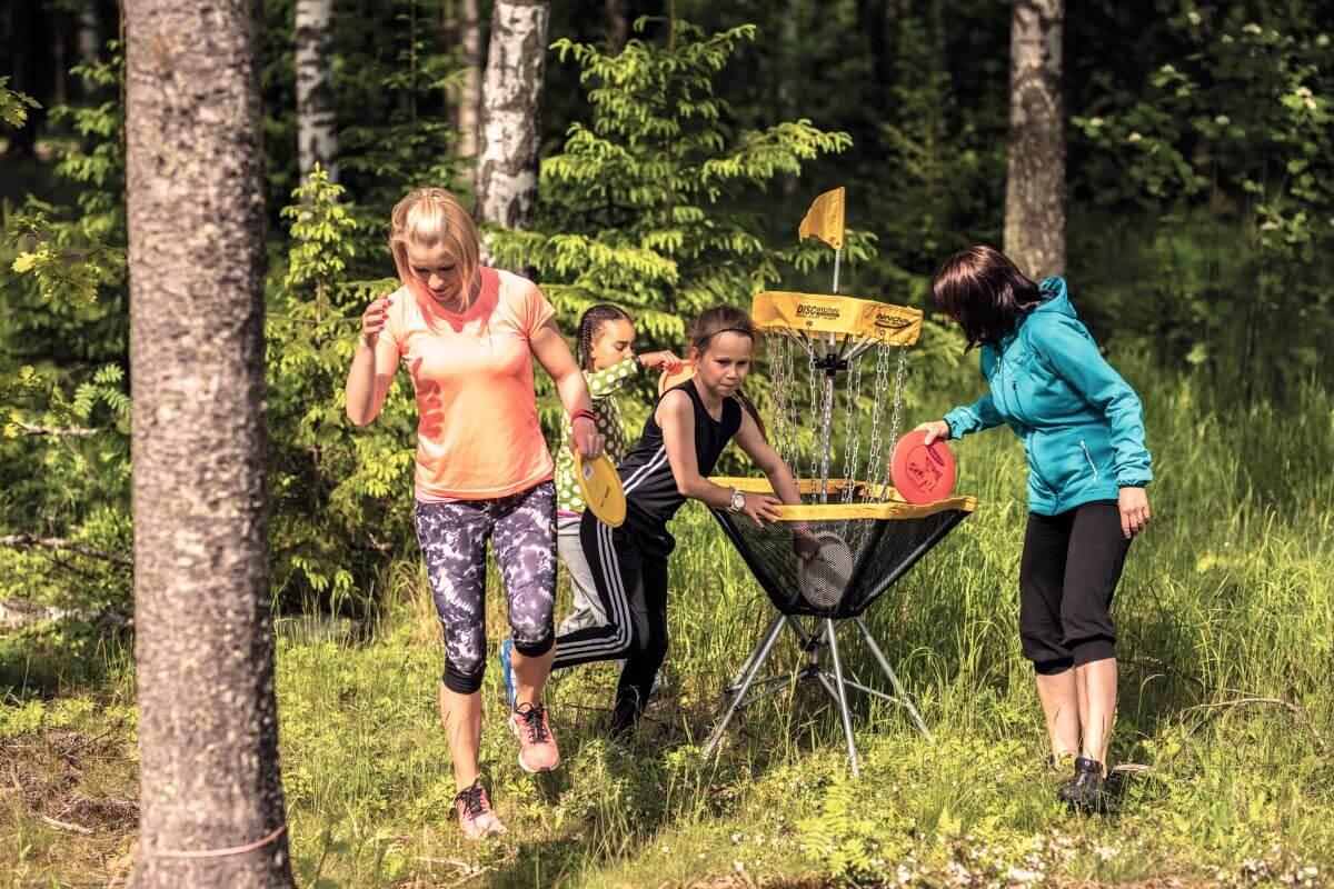 Frisbeegolf: Hauskaa tekemistä yhdessä. Kuva: Sami Vaskola.
