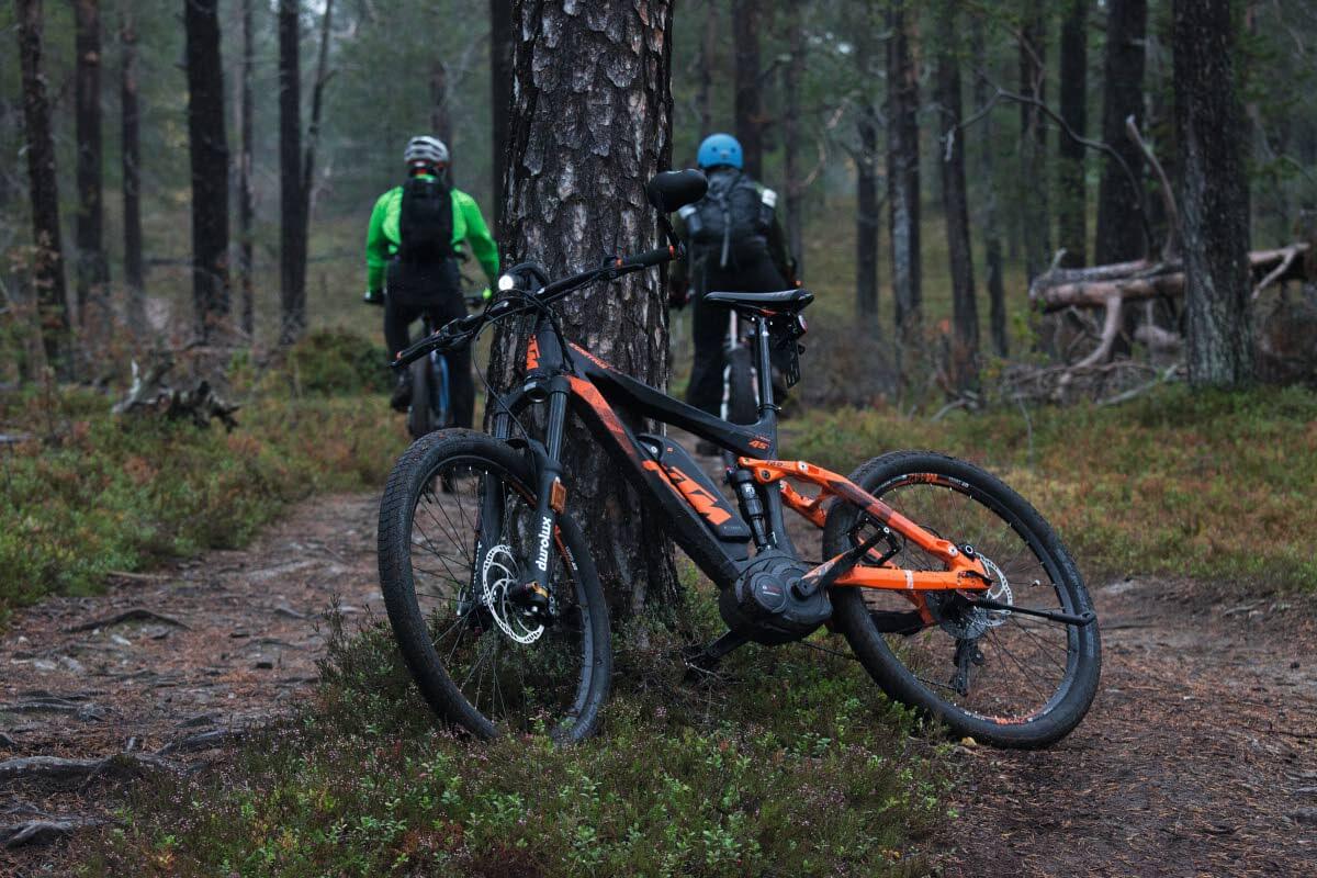 Ylläs–Levi -maastopyöräreitin alkuosassa Kukastunturin etelärinteellä poljetaan Pallas-Yllästunturin kansallispuiston vanhassa petäjikössä. Sähköpyörä alla voi itse päättää, kuinka paljon tai vähän haluaa omia lihaksiaan rasittaa.