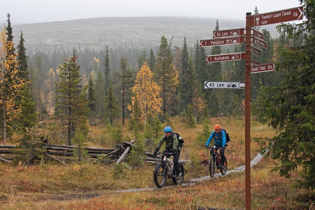Entisen retkeilykulttuurin näkemyksen mukaiset pitkospuut saavat rauhassa maatua Kolmentunturinkurussa vanhalla vaellusreitillä