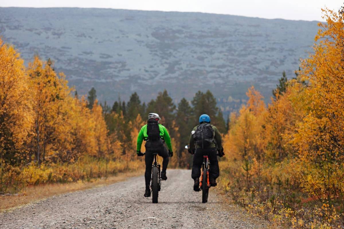 Aakenustunturi levittäytyy mahtavana harmaana seinämänä etelän suunnassa Aakenusjärven kodalle johtavalta metsäautotieltä