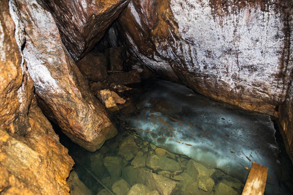 Korkia-Mauran jääluola on yksi Inarijärven tunnetuimmista nähtävyyksistä. Kuva: Markus Sirkka.