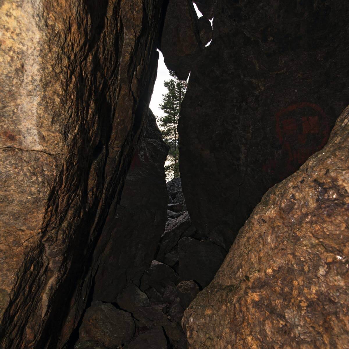 Jääluolan suuaukko ei vaikuta kutsuvalta. Kuva: Markus Sirkka.