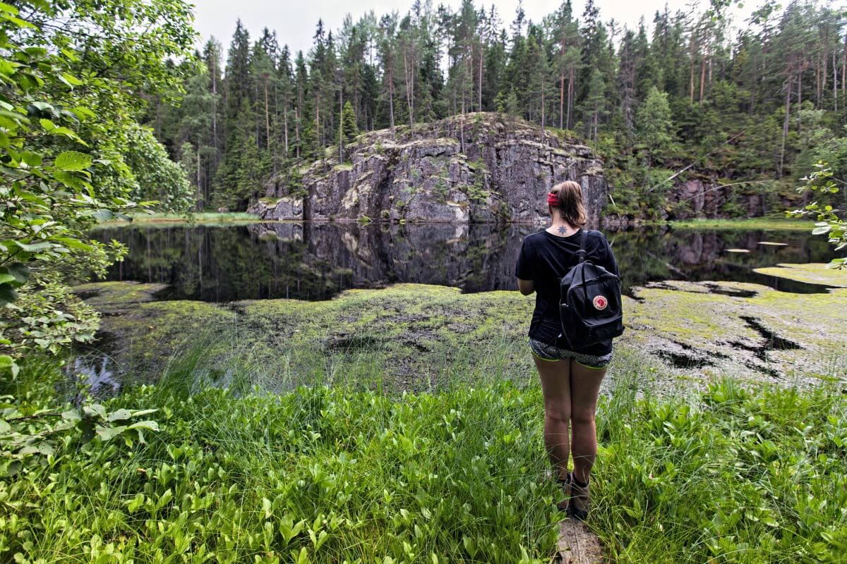 Helvetinjärven kansallispuiston parasta antia ovat sen upeat maisemat: tummat metsät, jyrkkärantaiset järvet, pienet metsälammet ja syvät rotkolaaksot.