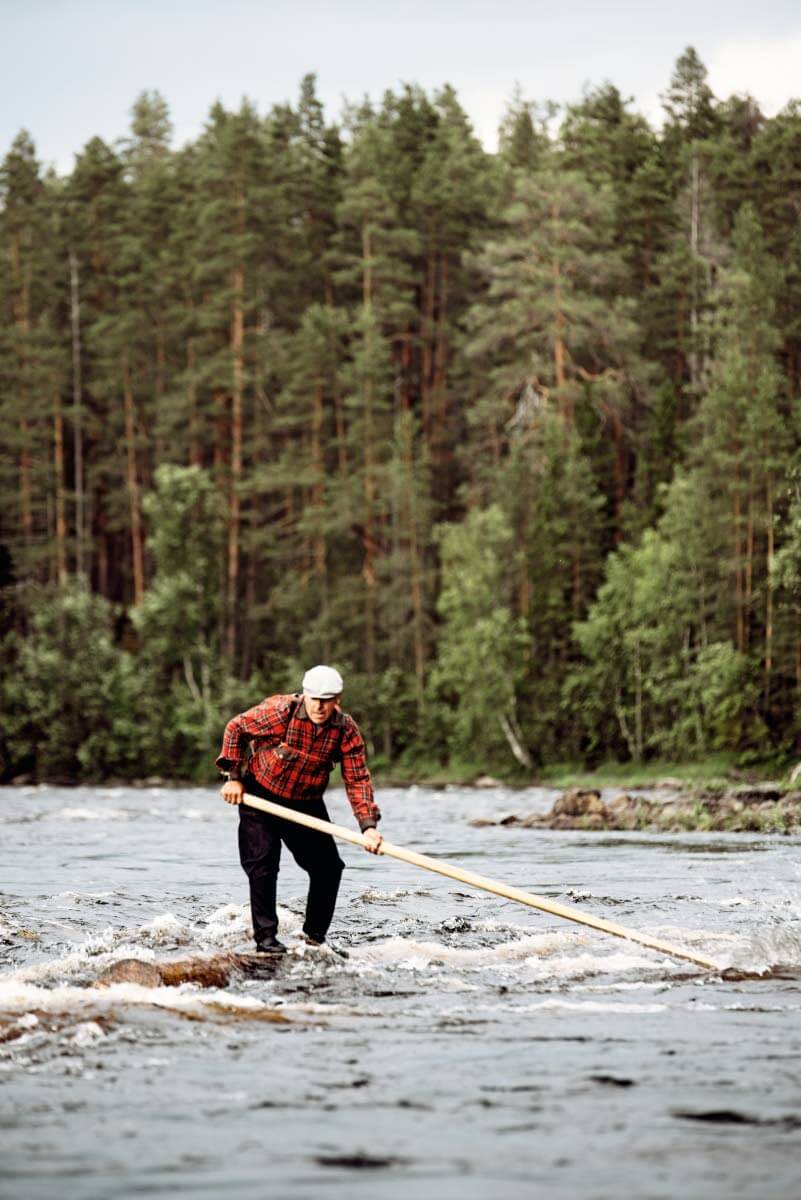 Jaakko Saaristo on laskenut lukemattomia kertoja kosken onnistuneesti tukilla, mutta valmistautuu joka kerta edelleen kastumiseen