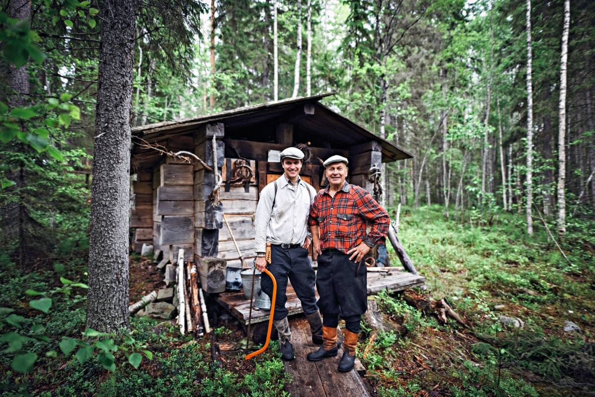 Paikalliset koskenlaskijat lämmittivät savusaunan onnistuneen laskun kunniaksi
