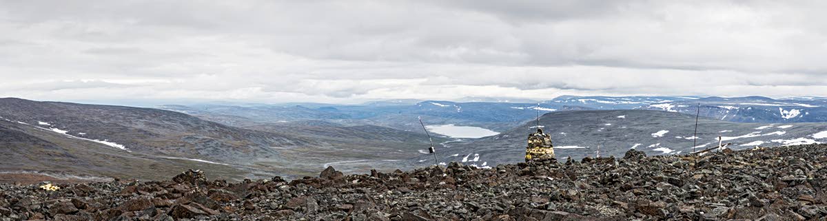Skandinavian korkein vuori Galdhøpiggen kuvattuna vain muutamia metrejä matalamman Glittertindin huipulta. Ensinousu: Paikallinen opas Steinar Sulheim ja kaksi muuta oman kylän miestä 1850.