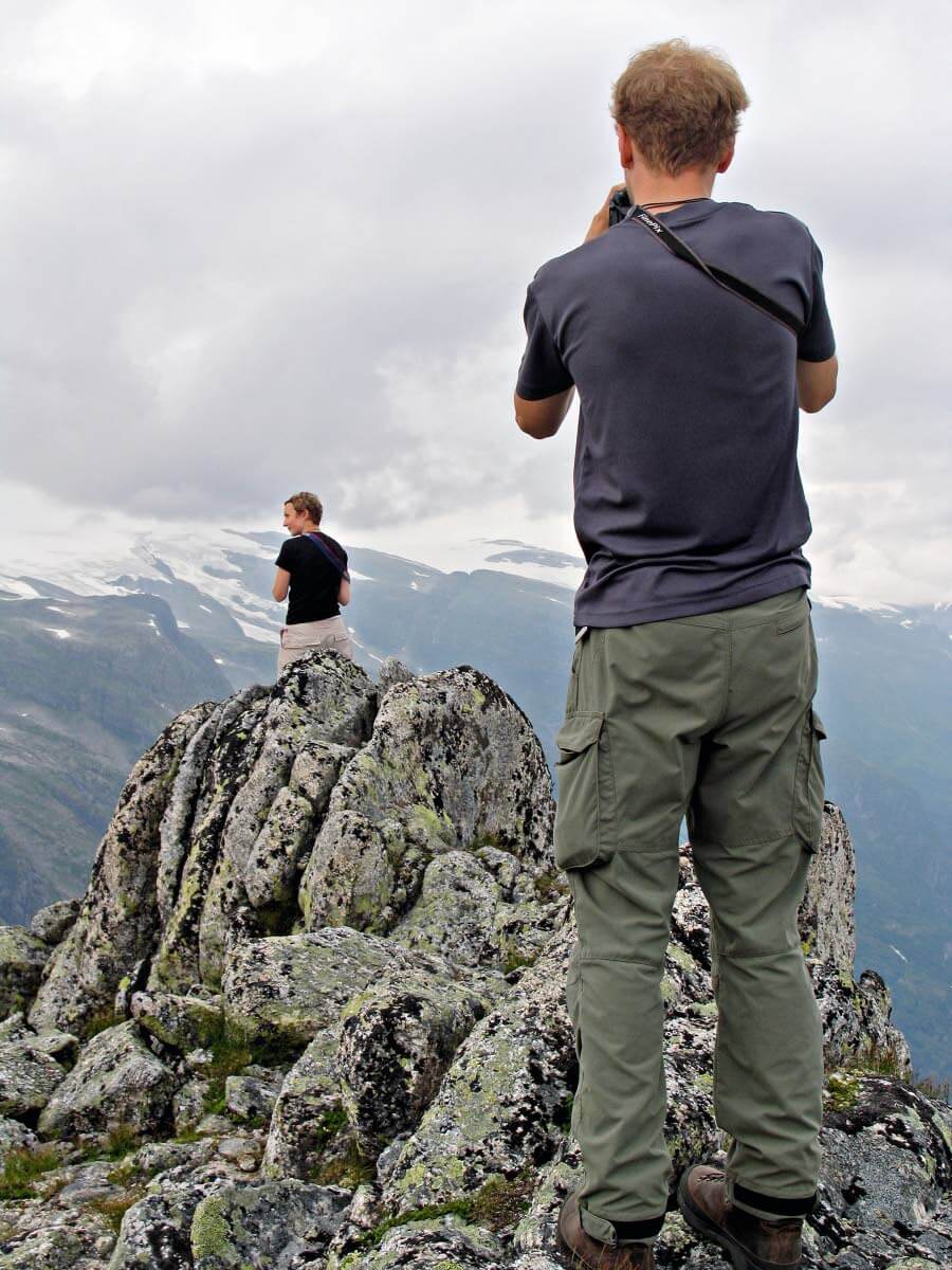 Suomen korkeimmalla kohdalla odottavaan Haltin vieraskirjaan on kirjoittanut nimentsä yli 100000 huiputtajaa. Ensinousu: Retkeilyhistoria alkoi 1933, kun Kaarina Kari, Anna Lehtonen ja Inkeri Arajärvi veivät Haltille vieraskirjan