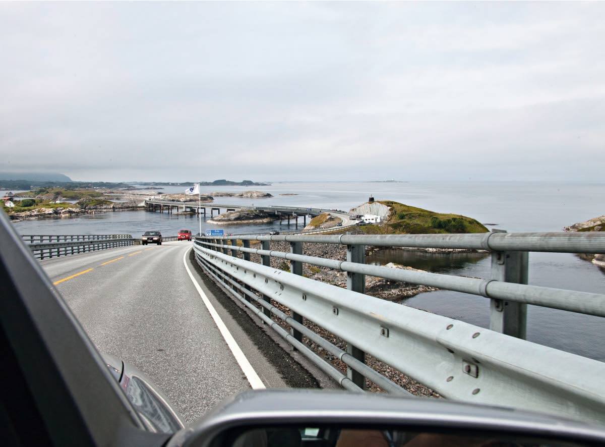 Atlantin valtameren maantie Länsi-Norjassa on yksi 18 Norjan kansallisesta matkailureitistä. Lähes 30 metriä korkealta Storseisundet sillalta avautuu huimaava näköala Norjanmerelle.