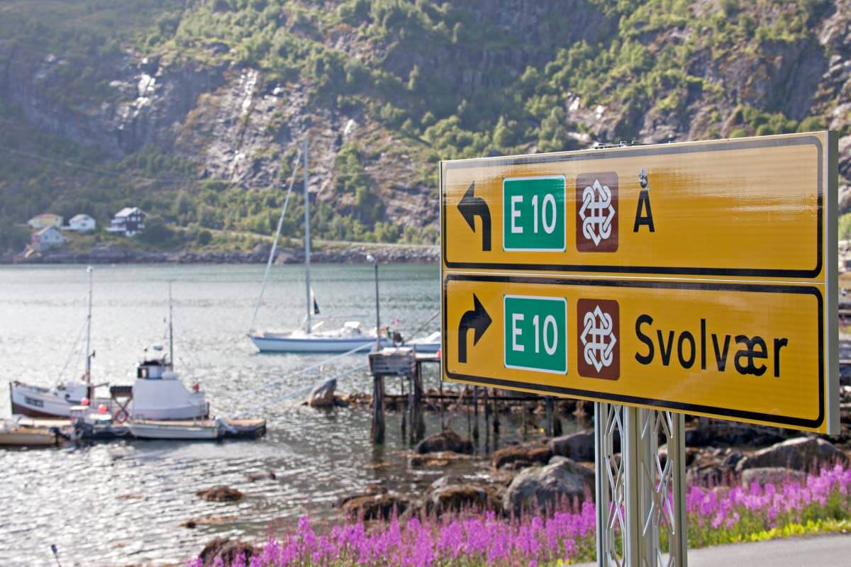 Lofoottien saariston halki johtava maantie Pohjois-Norjassa on yksi 18 Norjan kansallisesta matkailureitistä. Hannunvaakunan silmukoihin pujotettu neliö on selkeä ja tyylikäs matkailumaantiestä viestivä logosymboli