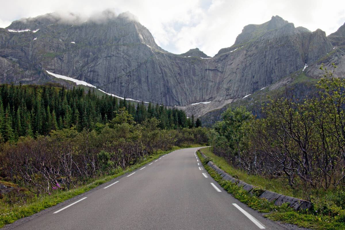 Näkymät Lofoottien matkailumaantiellä Pohjois-Norjassa ovat jylhän vuoristoisia. Stjerntinden, Flakstadøya