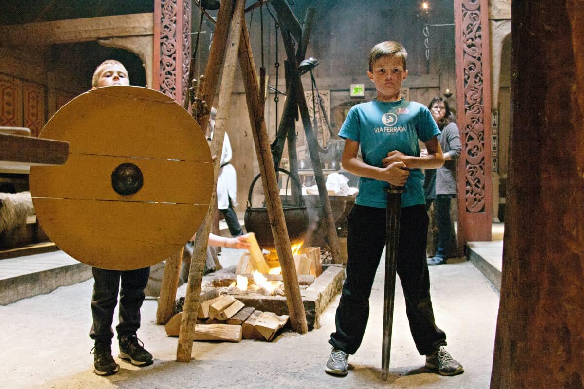 Viikinkitalossa niin pienet kuin suuret voivat tuntea olevansa urheita sotureita.