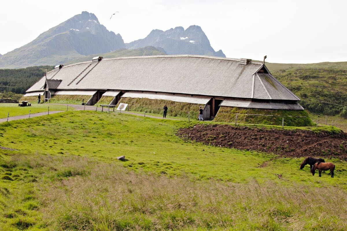 Lofootteja hallinneen viikinkiylimys Olaf Tvennumbrunin klaanin puusta ja turpeesta rakennettu 83 metrinen koti on aikoinaan ollut maailman suurin rautakautinen asumus