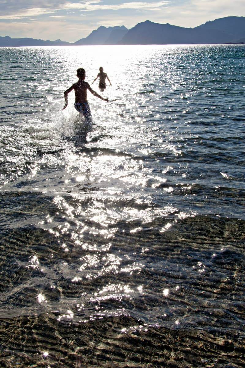 Hieman yllättäen Lofooteilla on myös upeita hiekkarantoja. Mielikuvista ehkä poiketen uimavedetkin voivat olla siedettävän lämpöisiä. Rørvika, Austvågøya