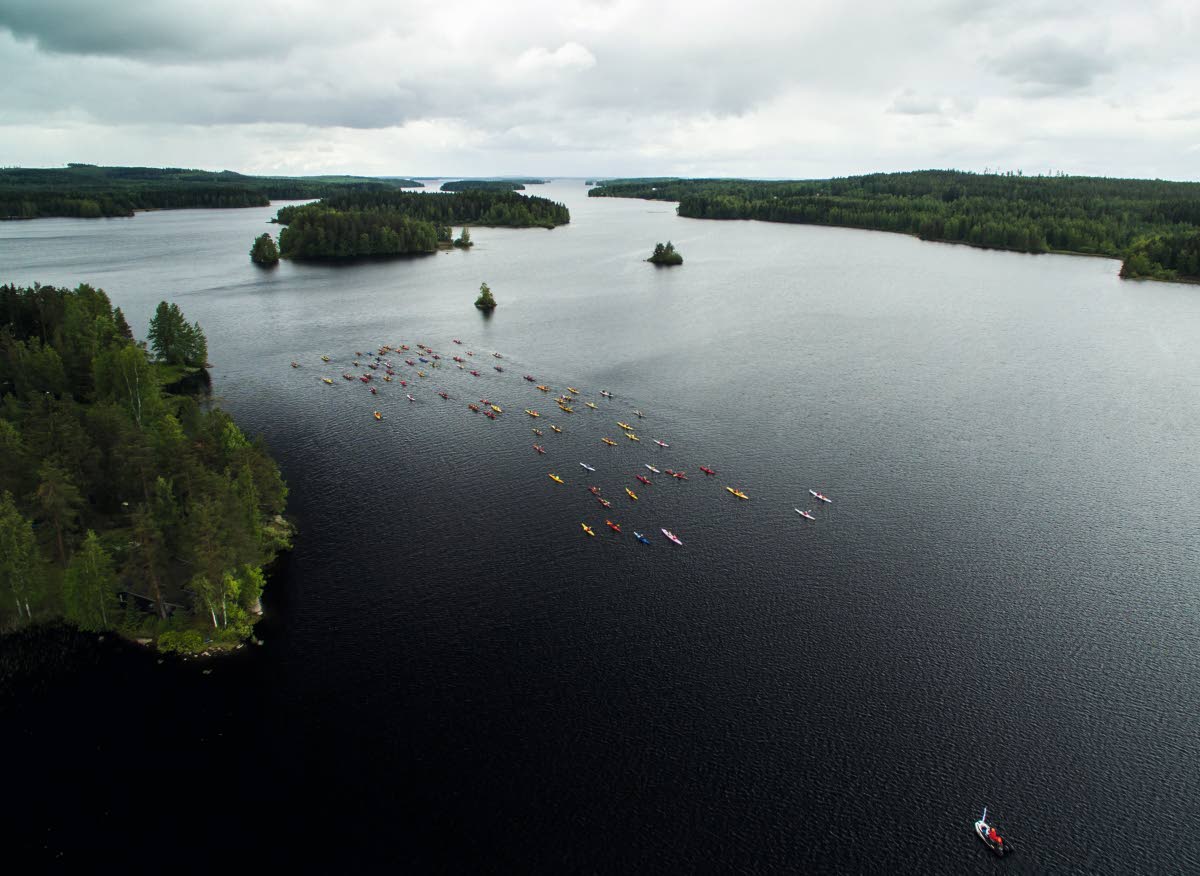 Vuoden 2016 Suomi meloo-tapahtuma melottiin Keuruulta Padasjoelle. Kuvassa alkumatkan tunnelmaa Ahtolan satamasta lähdön jälkeen Keurusselällä