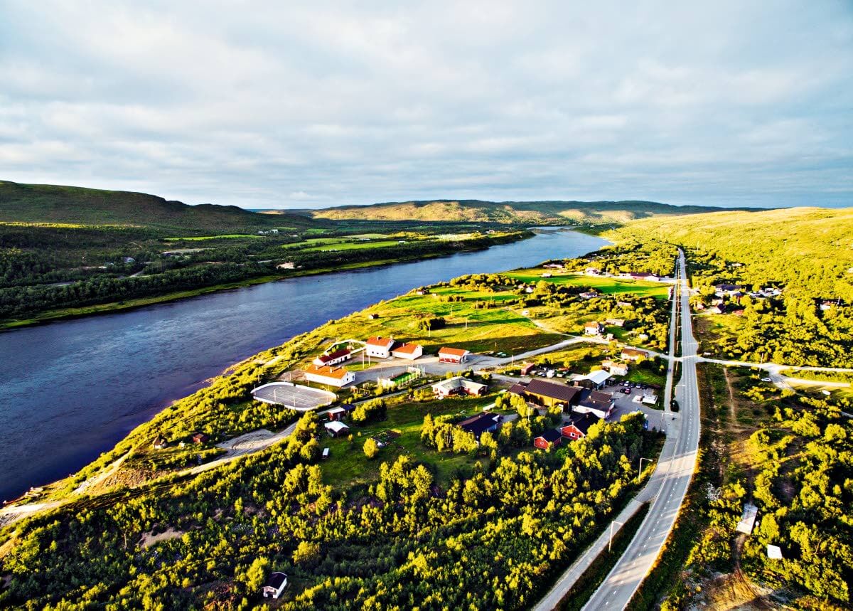 Suomen pohjoisimmas kylässä, Nuorgamissa, on 200 asukasta. Nuorgamissa kaamos ja yötön yö kestävät pisimpään. Siellä kaikki on Suomen pohjoisinta, niin koulu, kauppa kuin rajapyykkikin, Tenon vastaranta on 
jo Norjan kuningaskuntaa. Jäämerelle on vajaa 30 kilometriä