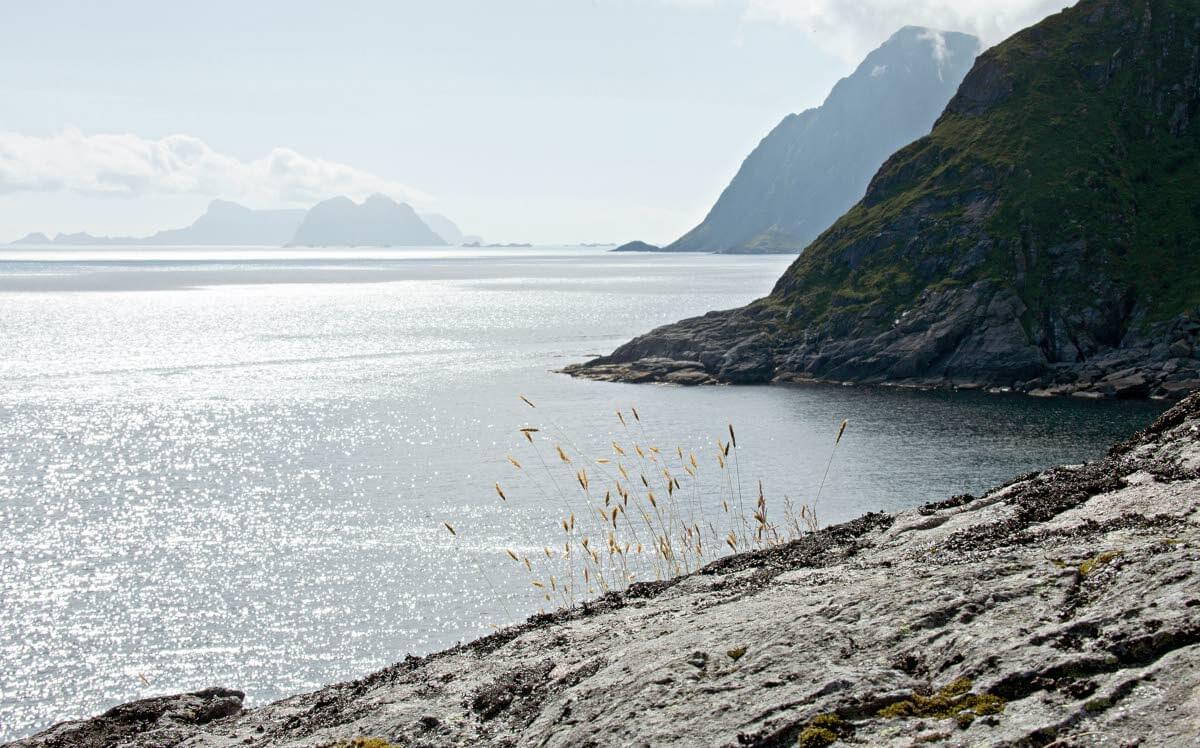 Maailman äärilaidalla sijaitseva Å on paikka, jota pitemmälle ei laivaan astumatta enää pääse. Atlantin valtamerellä siintävät vuoristoiset Mosken ja Værøy saaret