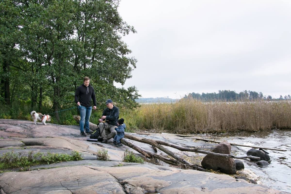 Mustikkamaan rannoilla on kivoja levähdyspaikkoja