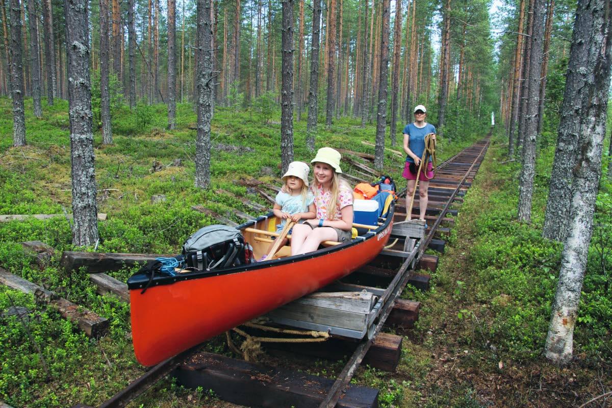 Lentuan Huuhkajanlampeen laskeva vetoraide tarjosi huvipuistomaista kyytiä