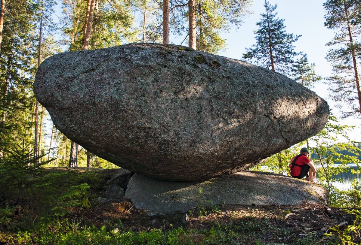 Pirunkivi on erikoinen siirtolohkare Wanhan Witosen melontareitin varrella, Vuojansalon Kuivaniemessä