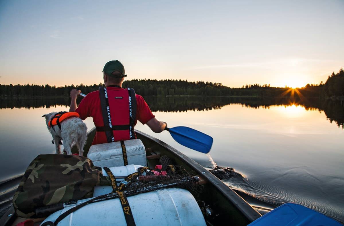 Meloja taittaa taivaltaan auringon painuessa horisonttiin jossakin Wanhan Witosen melontareitin varrella