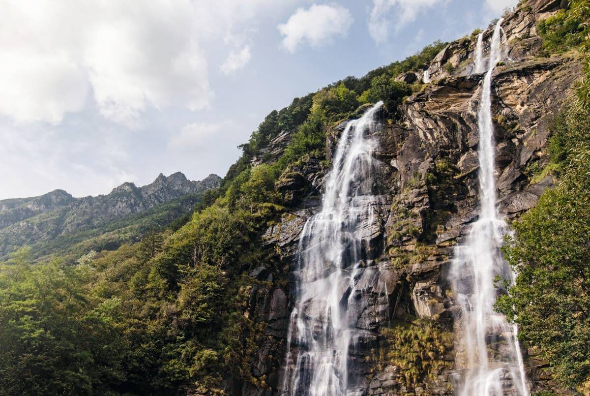 Pohjanmeren ja Välimeren valuma-alueen jääkylmää vettä syöksevä Acquafraggia ( 3050 m) on mainittu ensi kerran jo Leonardo da Vincin matkapäiväkirjassa