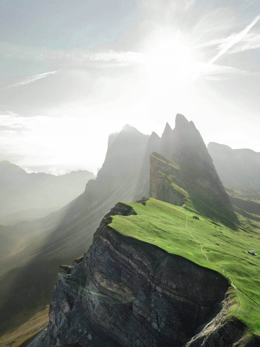 Joonas Linkolan ikuistama hetki vuorenrinteillä sijaitsevan sodanaikaisen luolan suulta. Kun leiri oli saatu kasaan, jäimme odottamaan tähtien tuloa.