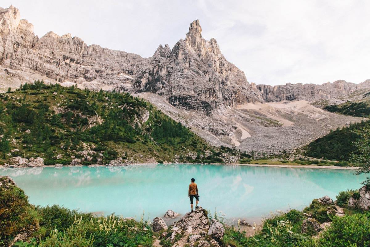 Jos syvällä Dolomiittien sylissä sijaitseva Sorapis-järvi hurmaa turkoosilla kesäkuosillaan, kuinkahan upealta tämä paikka näyttäisi jäätyneenä ja talvipuvussaan?,Kiipeilijöiden ja vaeltajien suosiota nauttiva Seceda (2 450 m) on kauneimmillaan auringonnousun aikaan. Täällä kannattaa herätä aikaisin!,Taivas voi vanheta, Tre Cime di Lavaredon öinen maisema ei koskaan