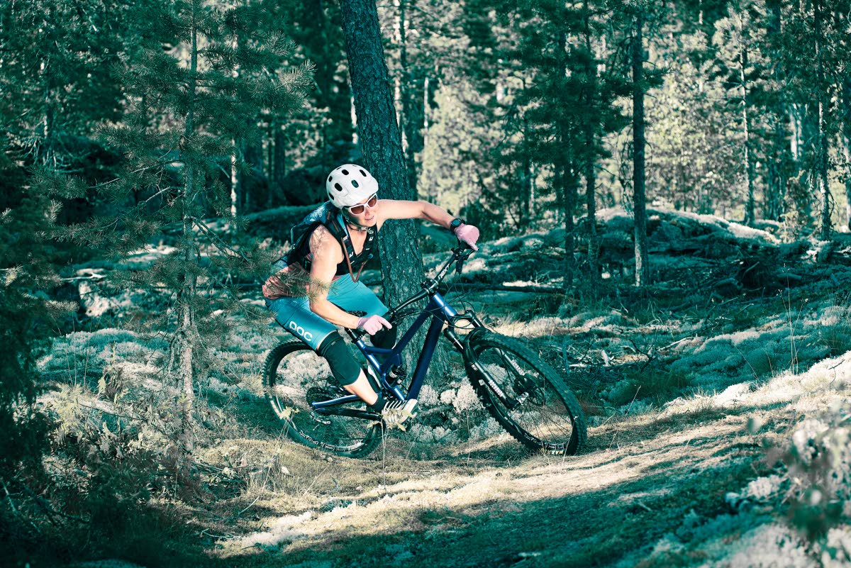 Maastopyöräenduron moninkertainen suomenmestari Kaisa Härkönen on maastopyöräilymaailmassa tunnettu vauhtimimmi ja monitoimiosaaja. Kuva: Leo Kokkonen,Marika Hara on saavuttanut kymmenessä vuodessa 11 MM-kultaa, 7 EM-kultaa ja 16 muuta arvokisamitalia. Kuva: SSL,”Helsingissä on kansainväliset mitat täyttävä BMX-rata. Ensimmäisellä kerralla tulin lähtömäen alas jarrut pohjassa, kuten ehkä jokainen ensikertalainen. Nyt poljen lähdössä lähtötornista alas niin täysiä kuin pystyn”, Minni Leppänen kertoo. Kuva: Seppo Leppänen,Monipuolisena luontoliikkujana Tuija Aali harrastaa myös erilaisia rogaining- ja multisportti -tapahtumia, joissa pyöräilyyn yhdistyy muita lajeja, kuten suunnistaminen, melonta ja polkujuoksu. Kuva: Satu Uskali,