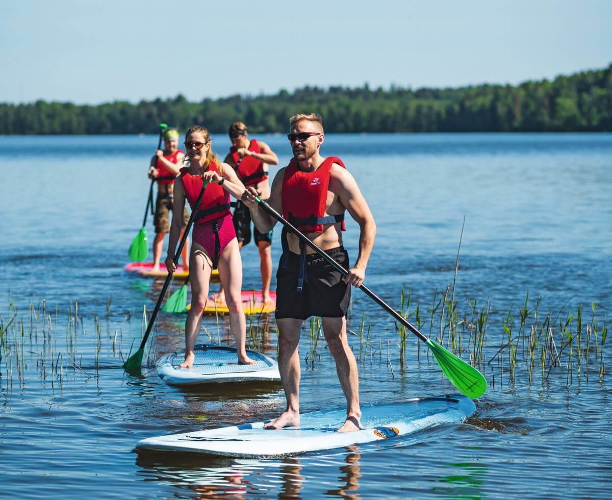 SUP-lautailu on hauskaa myös kaveriporukalla tai perheen kanssa. Kuva: Sampsa Sulonen