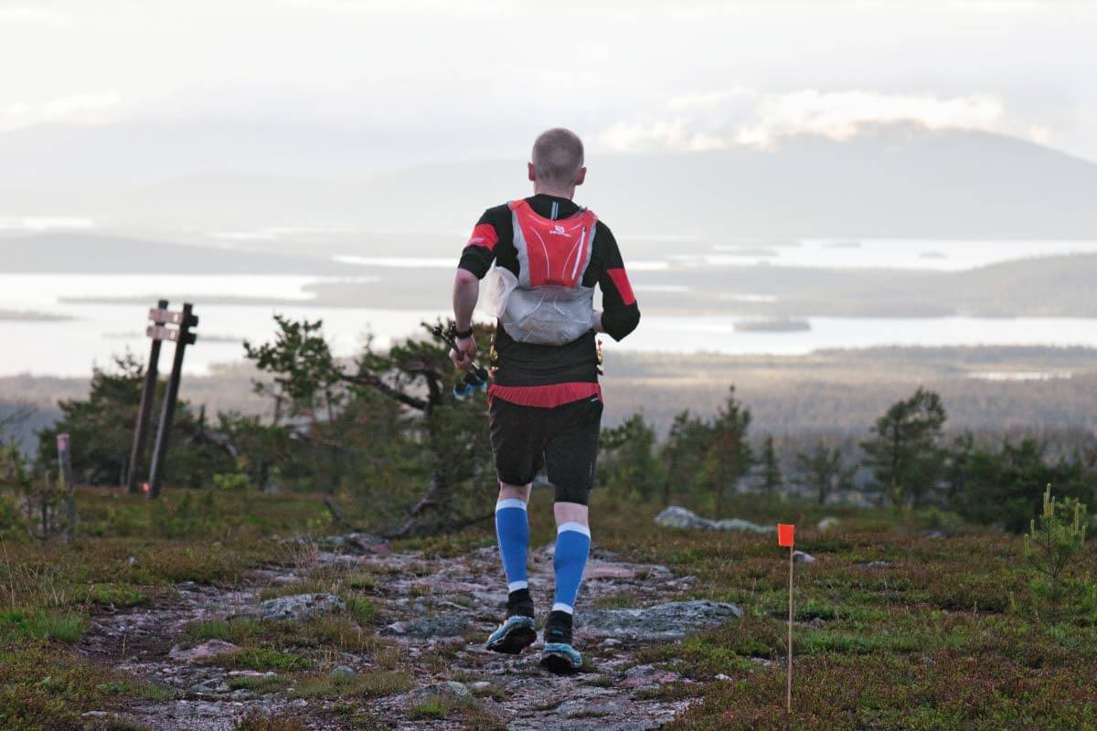 Ultramatkan kilpailija hiipii Tunturilapin maisematunturilla Äkäskerolla hiljaista ja yksinäistä taivaltaan yöttömässä kesäyössä kohti pohjoista määränpäätään